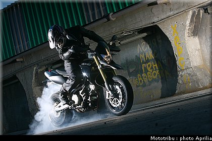 aprilia_dorsoduro_2008_014.jpg