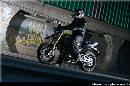 aprilia_dorsoduro_2008_015.jpg