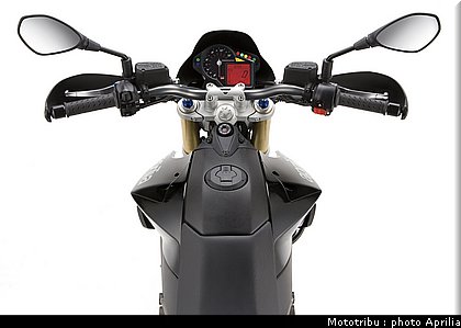 aprilia_dorsoduro_2008_042.jpg
