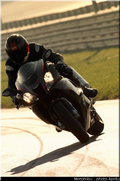 aprilia_rsv1000r_factory_2008_011