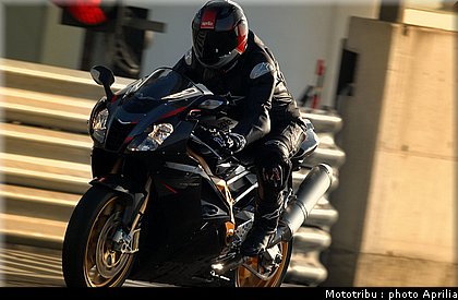 aprilia_rsv1000r_factory_2008_001.jpg