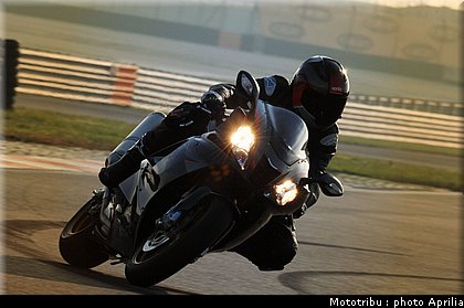 aprilia_rsv1000r_factory_2008_002.jpg