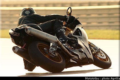 aprilia_rsv1000r_factory_2008_008.jpg