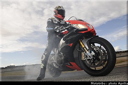 aprilia_rsv4_2009_0002.jpg