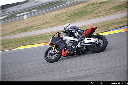 aprilia_rsv4_2009_0007.jpg