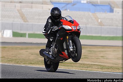 aprilia_rsv4_2009_0020.jpg