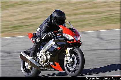 aprilia_rsv4_2009_0022.jpg