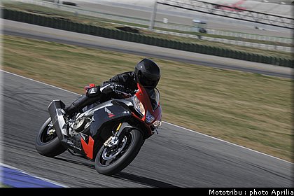 aprilia_rsv4_2009_0028.jpg