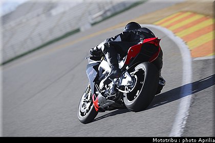aprilia_rsv4_2009_0033.jpg