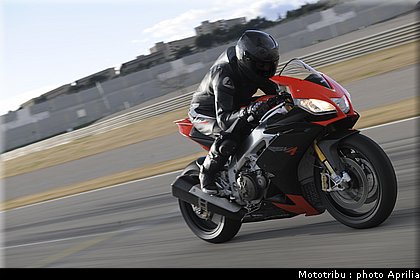 aprilia_rsv4_2009_0043.jpg