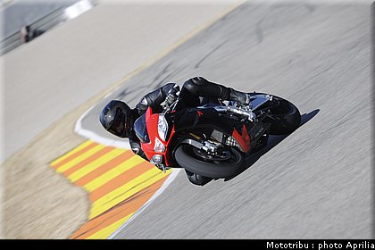 aprilia_rsv4_2009_0048.jpg