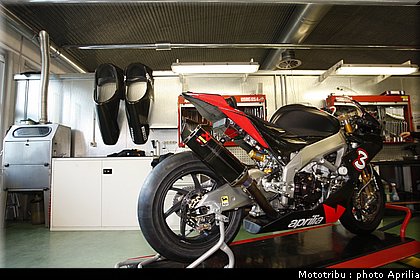 aprilia_rsv4_sbk2009_036.jpg