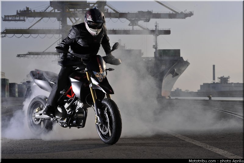 aprilia_750_dorsoduro_factory_2010_001