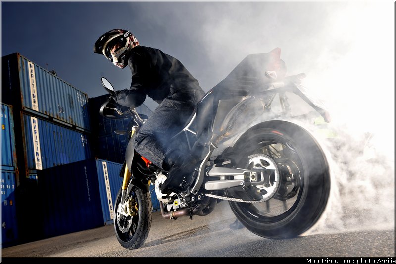 aprilia_750_dorsoduro_factory_2010_002