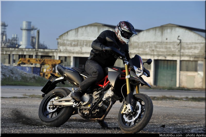 aprilia_750_dorsoduro_factory_2010_003