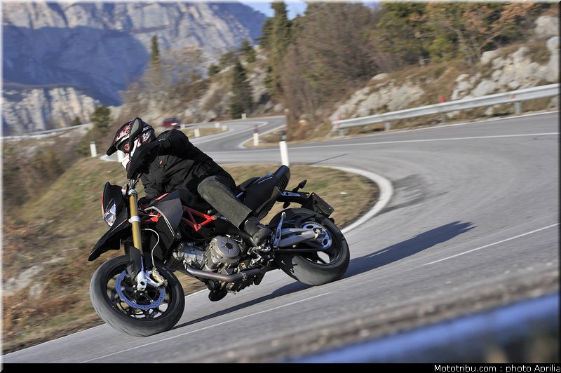 aprilia_750_dorsoduro_factory_2010_007