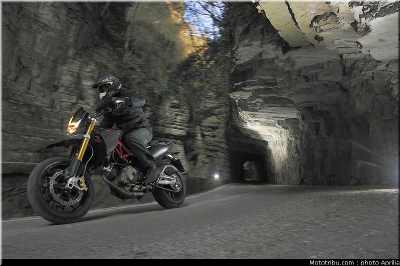 aprilia_750_dorsoduro_factory_2010_017