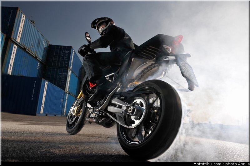 aprilia_750_dorsoduro_factory_2010_018