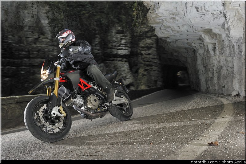 aprilia_750_dorsoduro_factory_2010_019
