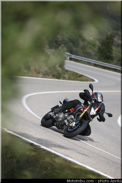 aprilia_750_dorsoduro_factory_2010_020