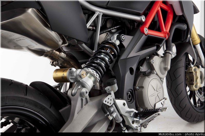 aprilia_750_dorsoduro_factory_2010_055