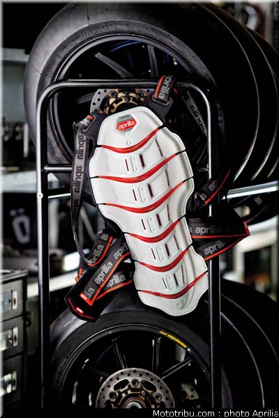 aprilia_750_dorsoduro_factory_2010_065