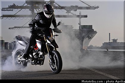 aprilia_750_dorsoduro_factory_2010_001.JPG