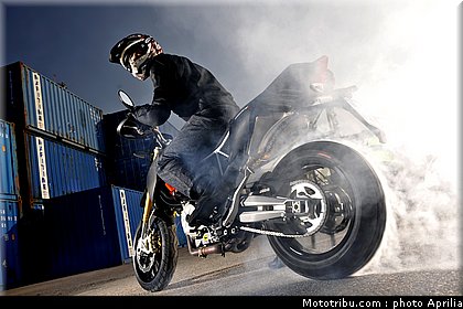aprilia_750_dorsoduro_factory_2010_002.JPG