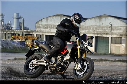 aprilia_750_dorsoduro_factory_2010_003.JPG