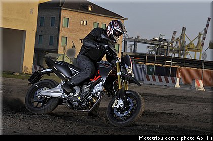 aprilia_750_dorsoduro_factory_2010_004.JPG