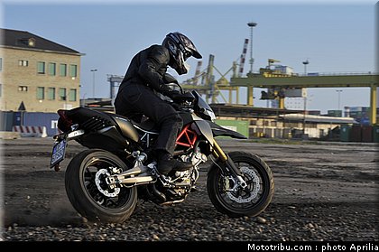 aprilia_750_dorsoduro_factory_2010_005.JPG