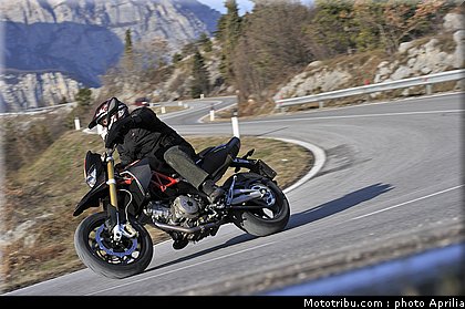 aprilia_750_dorsoduro_factory_2010_007.JPG