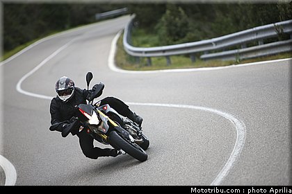 aprilia_750_dorsoduro_factory_2010_010.JPG