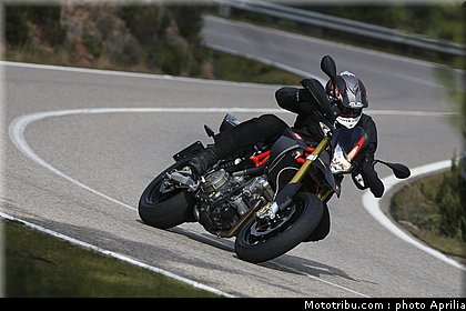 aprilia_750_dorsoduro_factory_2010_011.JPG