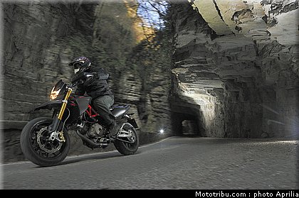 aprilia_750_dorsoduro_factory_2010_017.JPG
