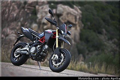 aprilia_750_dorsoduro_factory_2010_025.JPG
