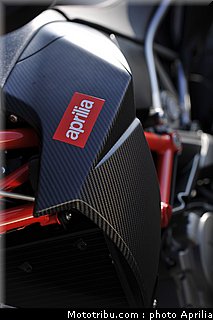 aprilia_750_dorsoduro_factory_2010_031.JPG