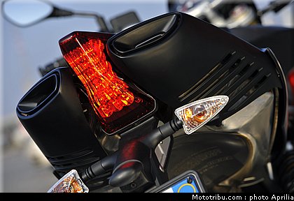 aprilia_750_dorsoduro_factory_2010_043.JPG