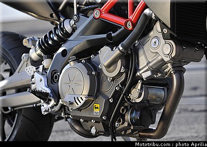 aprilia_750_dorsoduro_factory_2010_045.JPG