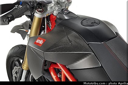 aprilia_750_dorsoduro_factory_2010_048.jpg