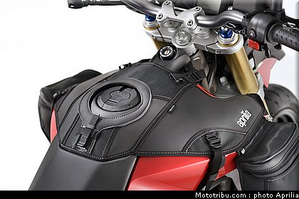 aprilia_750_dorsoduro_factory_2010_056.jpg