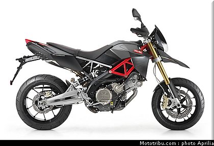 aprilia_750_dorsoduro_factory_2_2010.jpg
