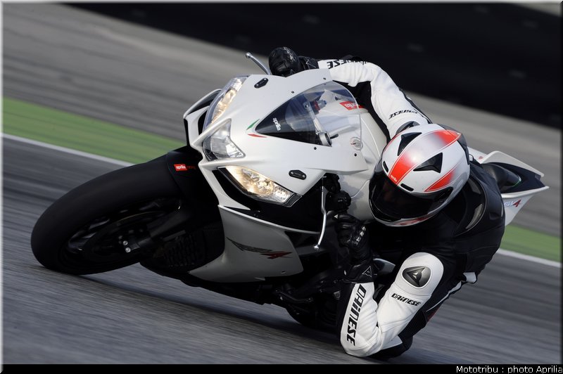 aprilia_rsv4r_2010_003