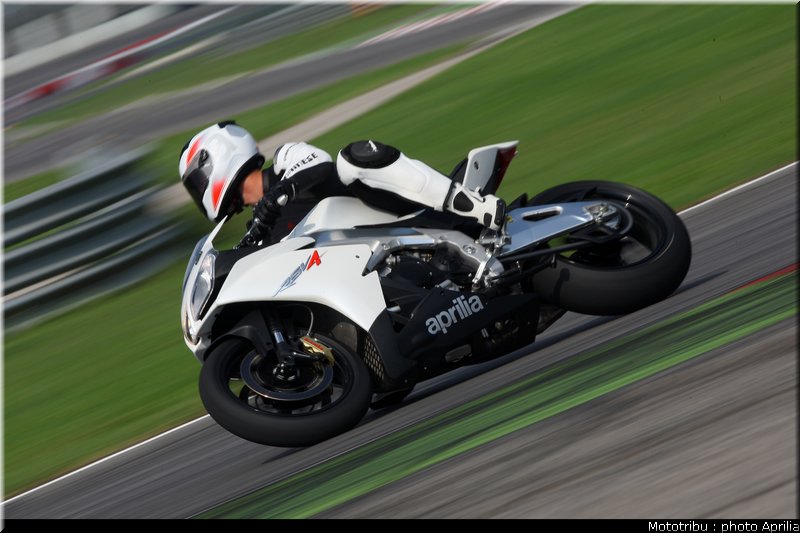 aprilia_rsv4r_2010_008