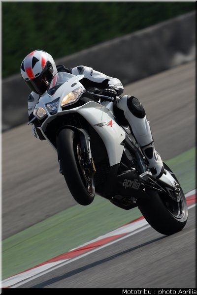 aprilia_rsv4r_2010_010