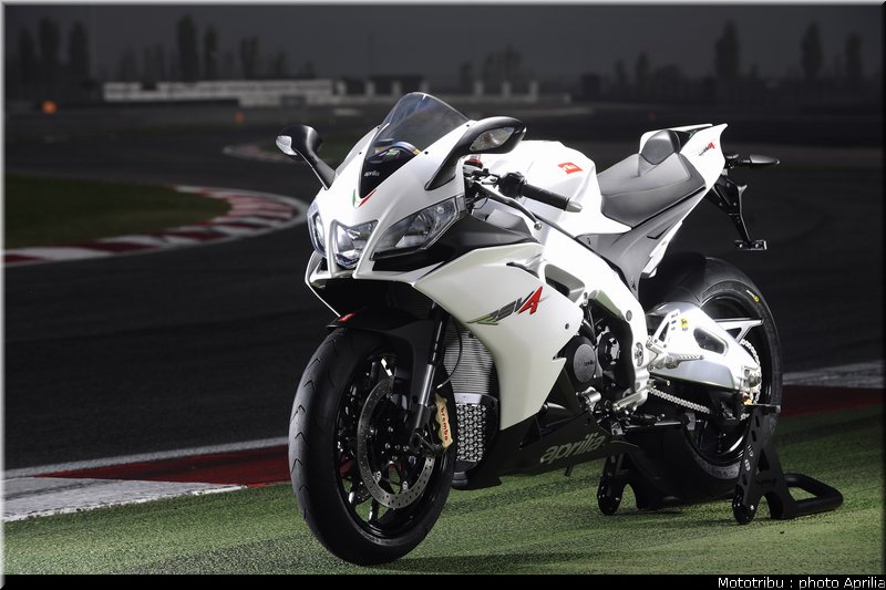 aprilia_rsv4r_2010_020