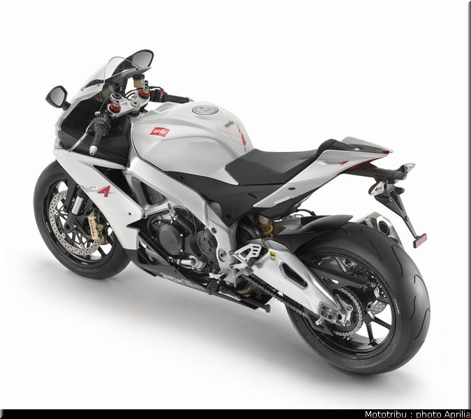 aprilia_rsv4r_2010_026