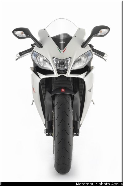 aprilia_rsv4r_2010_030