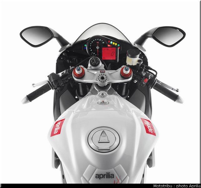 aprilia_rsv4r_2010_033