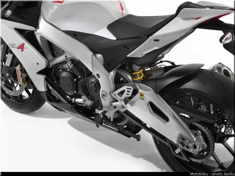 aprilia_rsv4r_2010_035